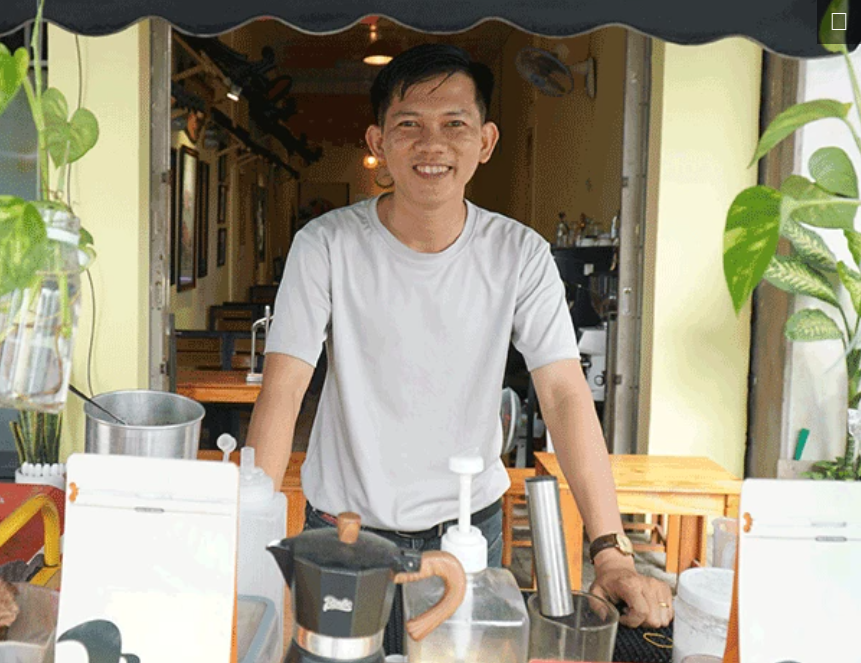 Anh Khưu Thiện Nhân có thu nhập khá với mô hình kinh doanh quán cà phê và thư pháp.